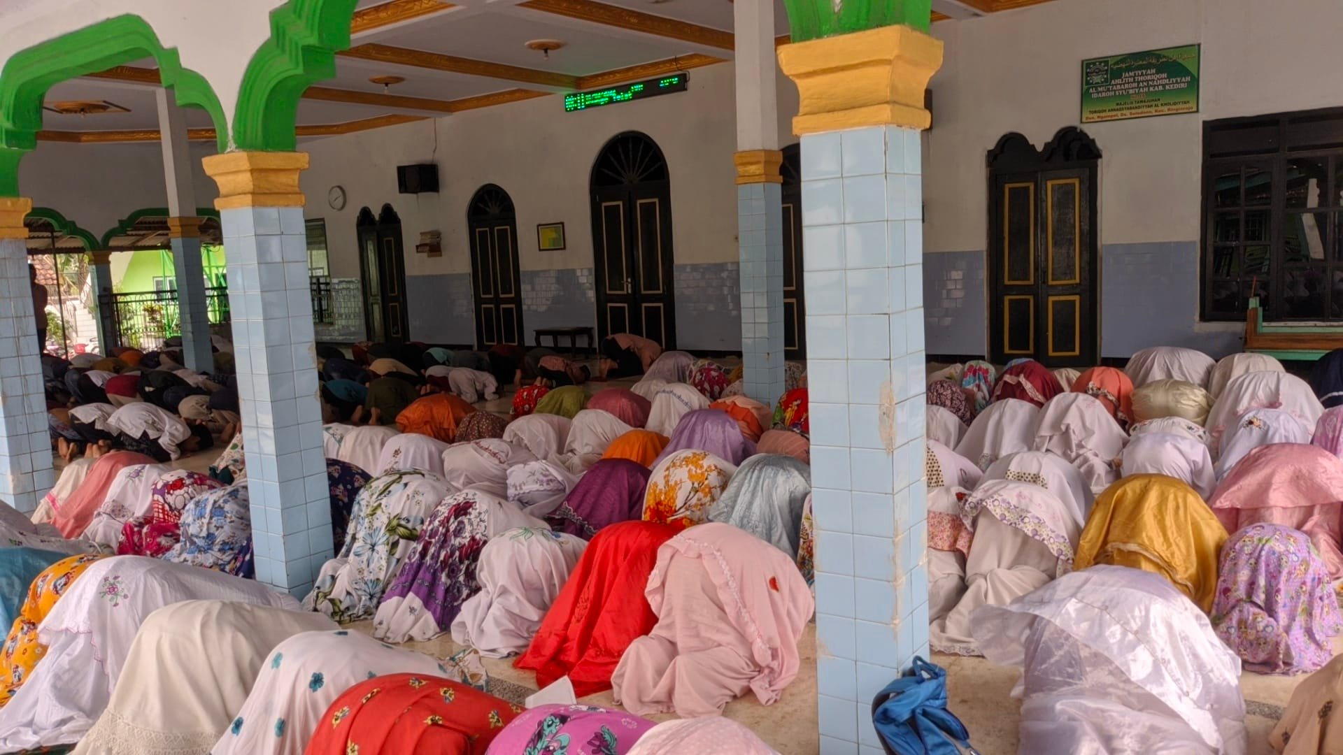 Shalat Dhuha Berjamaah Siswa dan Siswi MI Hidayatul Ulum